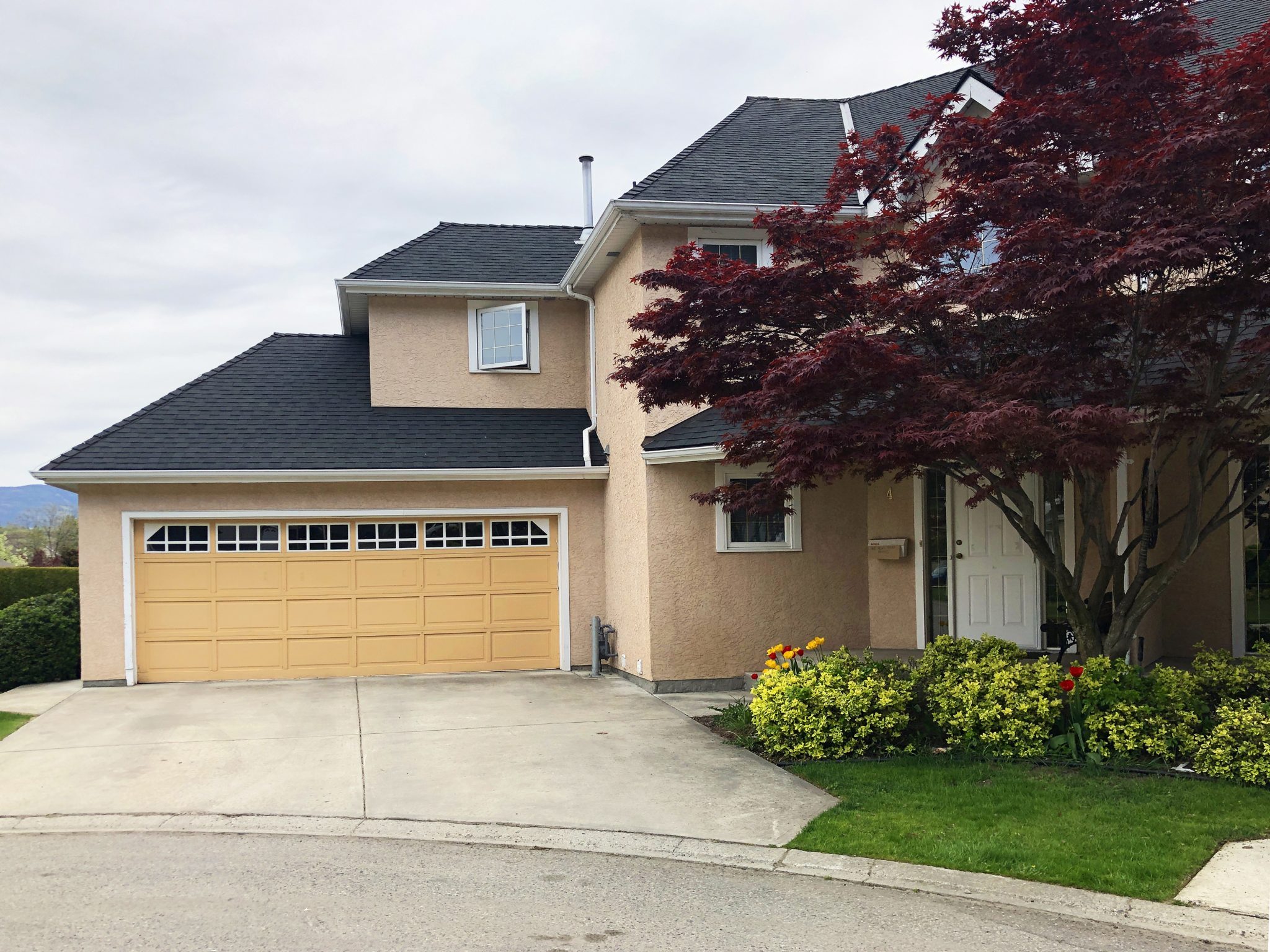 Beautiful Spacious Townhouse in North Glenmore Letnick Estates Group